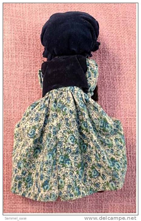Kleine Süße Teil-Porzellan Puppe , Mit Hut Und Langen Zöpfen  -  Von Ca.1955  -  Größe Ca. 22 Cm - Puppen