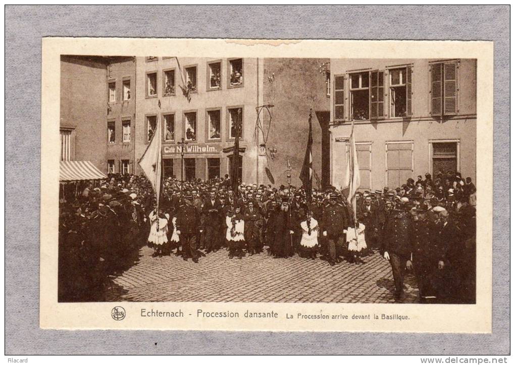 26909     Lussemburgo,  Echternach,  Procession  Dansante,  La  Procession  Arrive  Devant  La  Basilique,  NV - Echternach