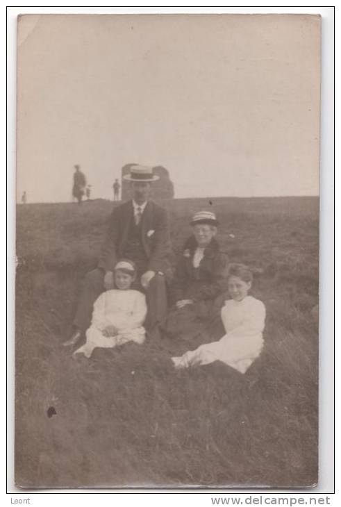 Scotland - Ardrossand - Family Posing On Ground - Real Photo - 1920 - Ayrshire