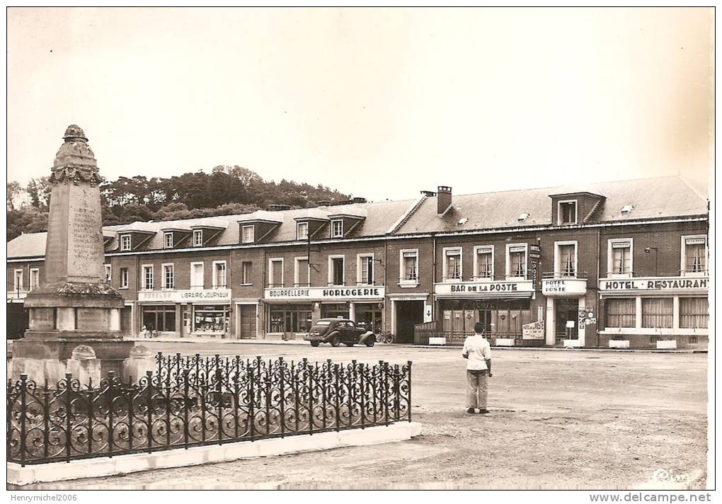 Somme - 80- Poix De Picardie  La Place Et Le Monument , Horlogerie , Bar De La Poste - Poix-de-Picardie