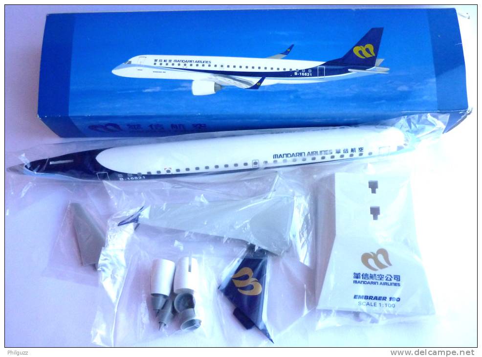 MAQUETTE D'AVION Publicitaire MANDARIN AIRLINES - EMBRAER 190 - 1/100ème - Vliegtuigen