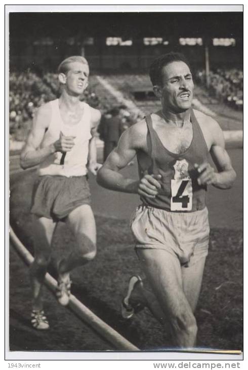 P 646 - ATLETISME - France - Suéde - 1953 -Mimoun Gagne  Le 10000m DEVANT Nilsson - Voir Description - - Athlétisme