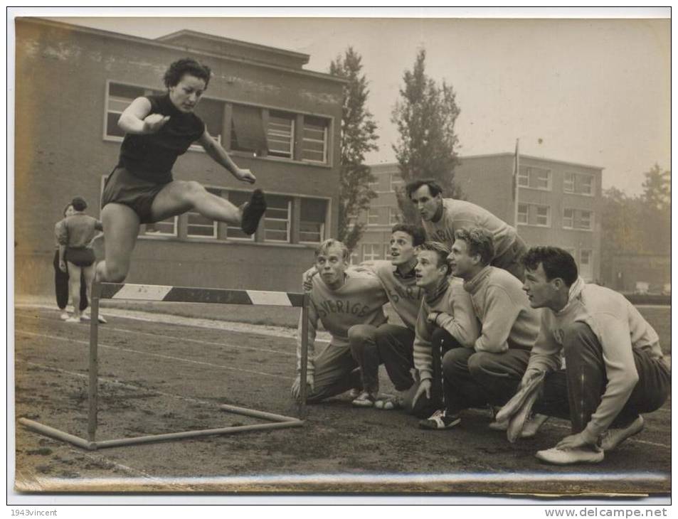 P 647 - ATLETISME - France - Suéde - 1953 - Les Suédois Admirent Une Jeune Sportive Sur Les Haies - - Voir Description - - Atletiek