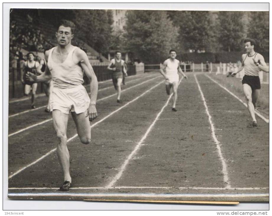 P 650 - ATLETISME - 1951 - PUGH Vainqueur Au 400 M Scolaires Et Universitaires - Voir Description - - Atletiek