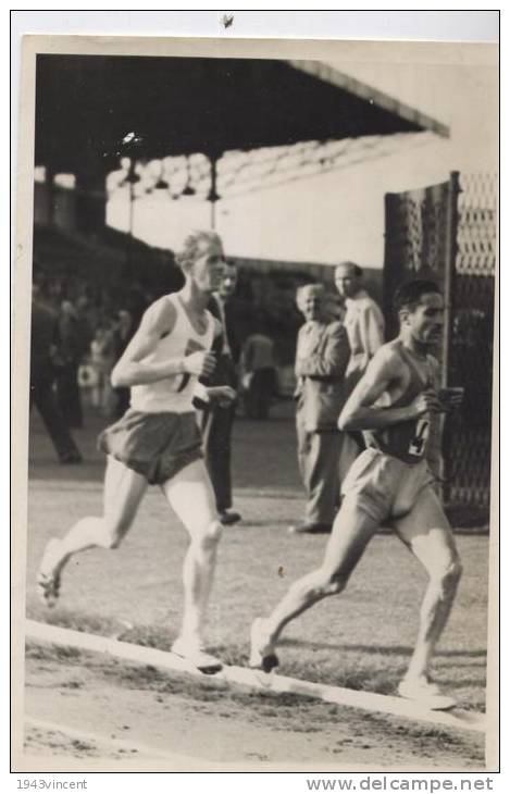 P 658 - ATLETISME - 1953 - France Suéde - Mimoun Remporte Le 10000m    - Voir Description - - Atletiek