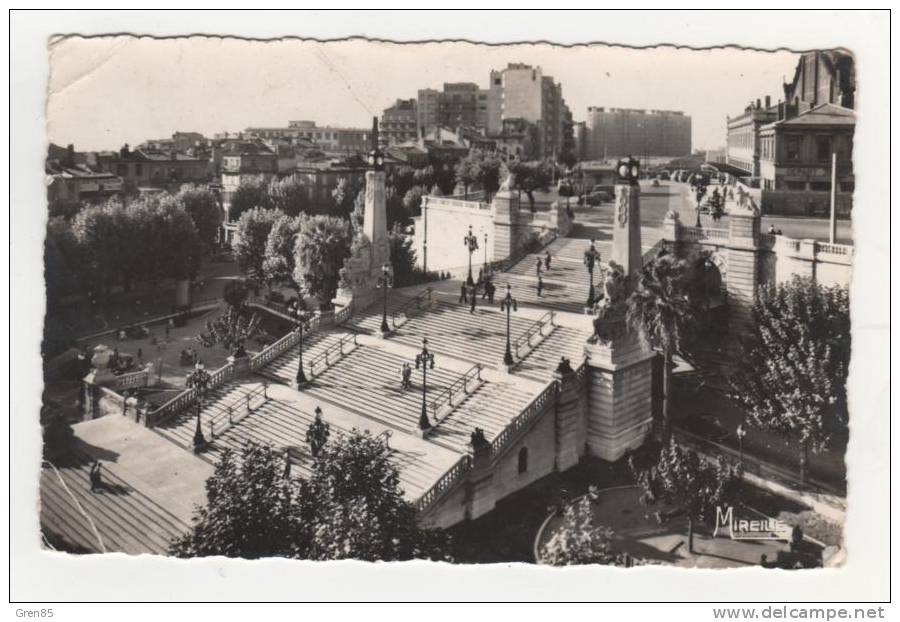 CPSM MARSEILLE, LES ESCALIERS DE LA GARE, Format 9 Cm Sur 14 Cm Environ, BOUCHES DU RHONE 13 - Bahnhof, Belle De Mai, Plombières