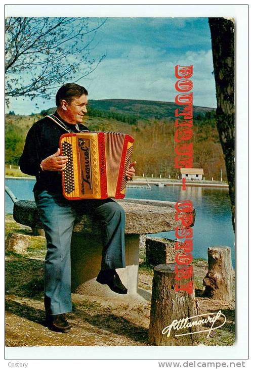 ACCORDEON Avec Jean Ségurel Devant Son Etang De Maurianges à Chaumeil - Musique Musicien - Dos Scané - Musik