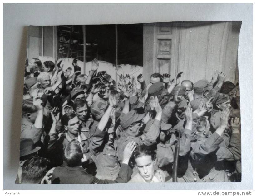 Photo Tirage Originale - LIBERATION DE PARIS 1945 - Dimensions 18 Cm X 24 Cm - Prisonniers Allemands - Guerre, Militaire