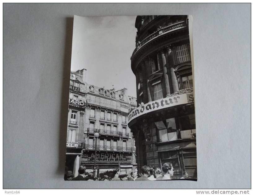 Photo Tirage Originale - LIBERATION DE PARIS 1945 - Dimensions 18 Cm X 24 Cm - KOMMANDANTUR -  LAPI 28393 - Guerre, Militaire