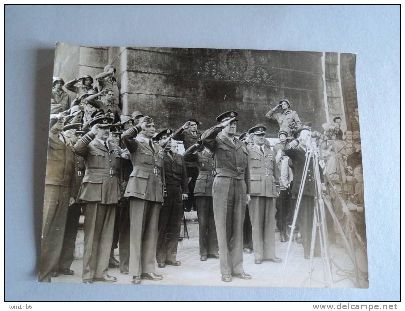 Photo Tirage Originale - LIBERATION DE PARIS 1945 - Dimensions 18 Cm X 24 Cm - - LAPI 28678 - Guerre, Militaire