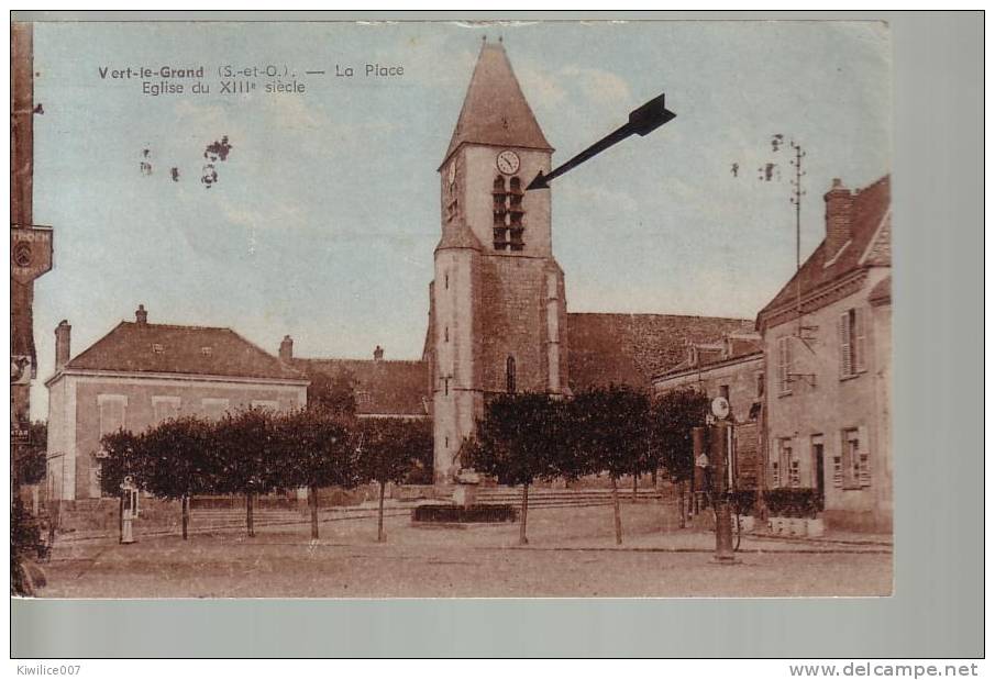 Vert Le Grand La Place Et  L Eglise Du  13ème - Vert-le-Petit