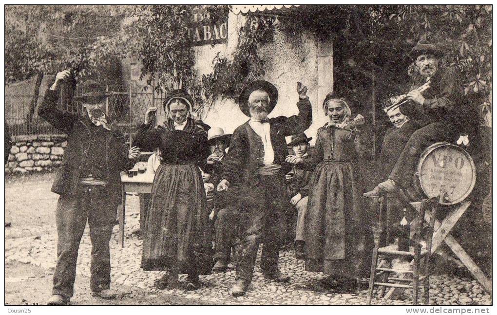 63 TYPES D'AUVERGNE - La Bourrée - Devant Le Bureau De Tabac - Auvergne Types D'Auvergne