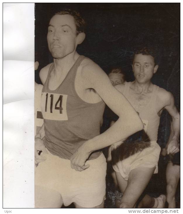 - Michel BERNARD Devant Michel JAZY Au 1500m Sur Le Stade De Rennes Le 16 Juin 1966  - 965 - Athlétisme