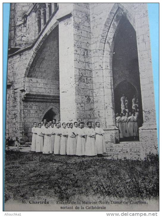 CPA: Chartres :cathédrale De Notre-Dame — Enfants De Maîtrise Sortant De La Cathédrale - Chartres