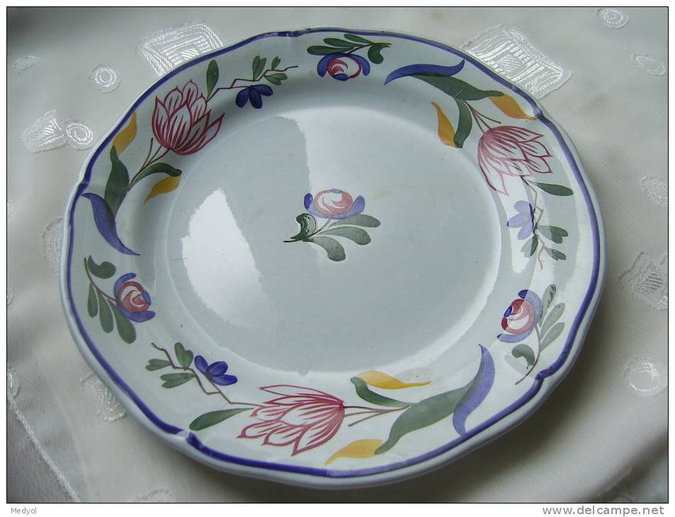 ASSIETTE PLATE EN FAIENCE DE GIEN MOTIF "BOURGOGNE" - Gien (FRA)