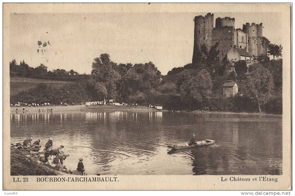 03 - BOURBON -LARCHAMBAULT - CPA  - Le Château Et L'Etang  - Vue Animée - Circulée 1945 - Bourbon L'Archambault