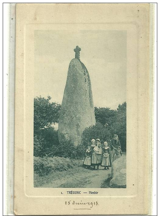 TREGUNC  N1 MENHIR  GROUPE PERSONNAGES DEVANT - Dolmen & Menhirs