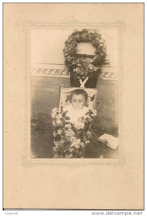 BOY DIED IN ITS COFFIN - RARE OLD PHOTO - BACK OF THE PALM OF FLOWERS APPARENTLY PART INFERIOR OF FREEMASONRY SYMBOL - - Ohne Zuordnung