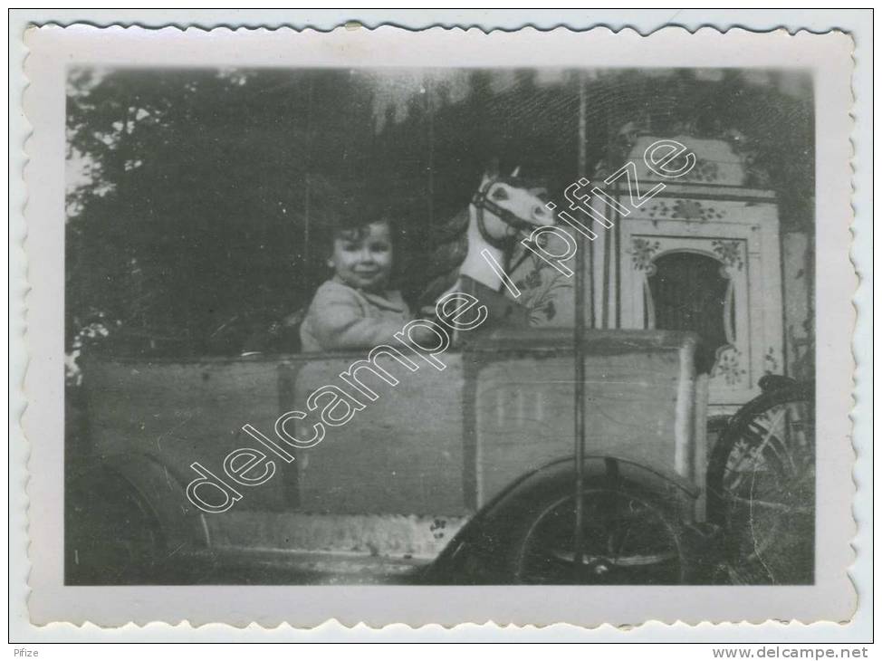 Enfant Sur Un Manège De Chevaux De Bois. - Unclassified