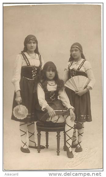 Carte Photo 3 Jeunes Filles Costume Photo Leyssen Louvain , Diest, Deurne - Altri & Non Classificati