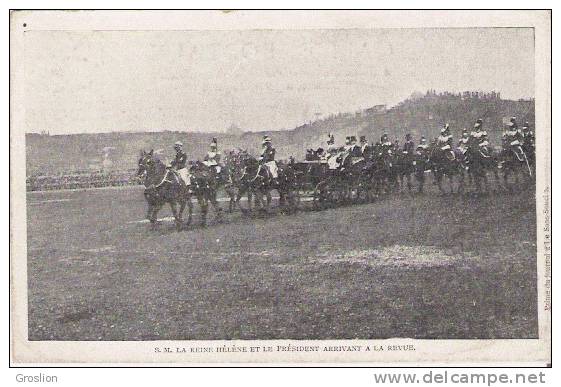 S M LA REINE HELENE ET LE PRESIDENT ARRIVANT A LA REVUE - Histoire