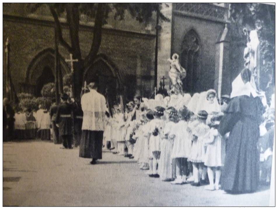 Alsace , Colmar , église Saint Martin , Le Jour De La Féte Dieu , Héliogravure 1948 - Documents Historiques