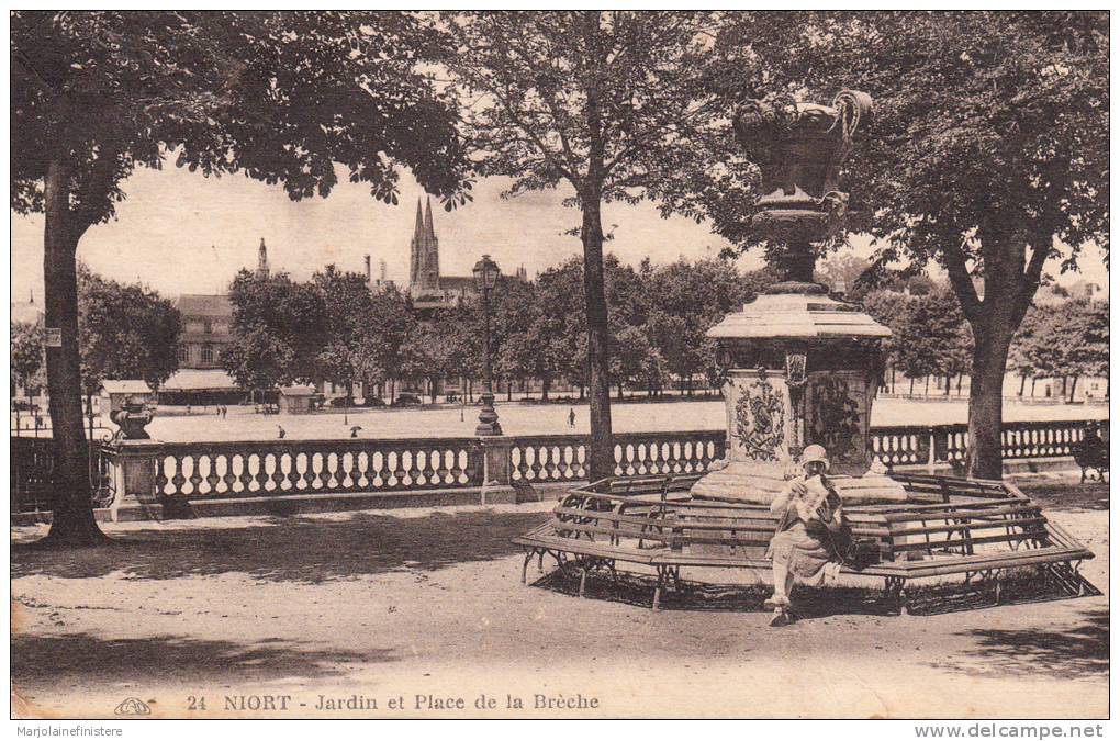 Dép. 79 - NIORT. - Jardin Et Place De La Brèche. Animée. CAP. N° 24 - Niort
