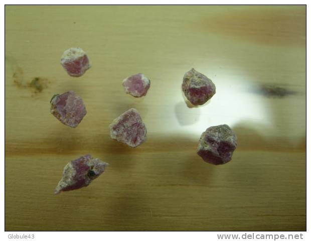 7 RUBIS DE 3 A 5 MM V. BRIOUDE (CORINDON ROSE) Origine Metamorphique - Mineralien