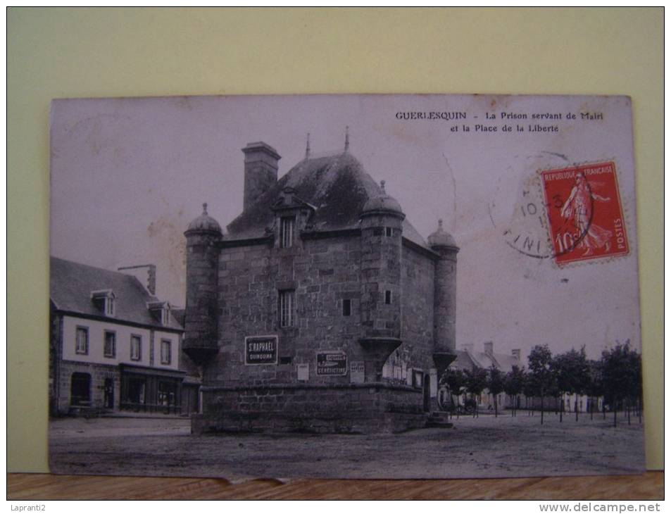 GUERLESQUIN (FIISTERE) LA JUSTICE. LA PRISON SERVANT DE MAIRIE ET LA PLACE DE LA LIBERTE. - Guerlesquin