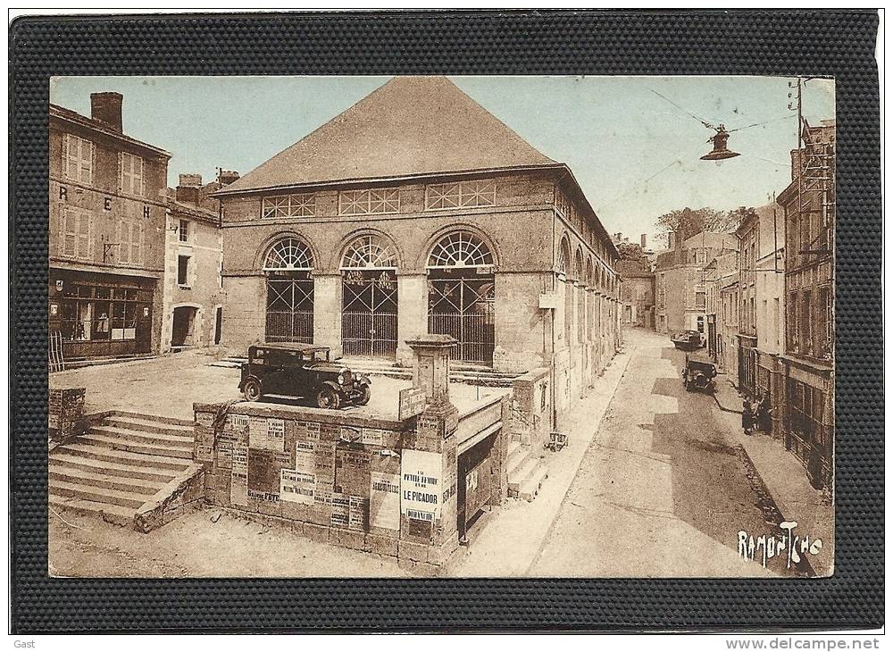 85 LA  CHATAIGNERAIE  LES  HALLES   ET  RUE  DES  HALLES - La Chataigneraie