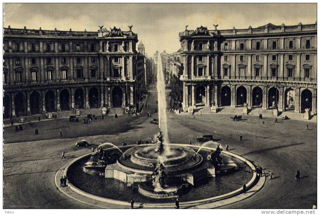 CP ITALIENNE  DENTELEE  /PLACE DE L'ESEDRE A ROME  / JET D'EAU  EN PREMIER  PLAN - Orte & Plätze