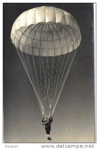 CARTE PHOTO - PARACHUTISTE EN ACTION - Edition Carte Photo - Parachutisme