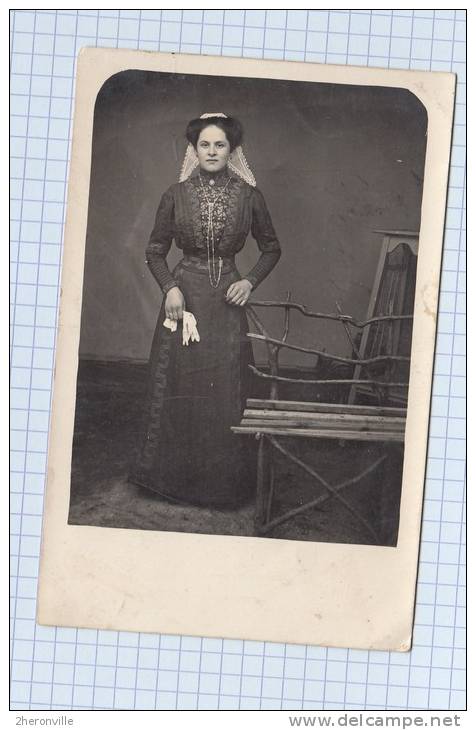 CPA Photo - Un Bonjour De GUERLESQUIN - Une Femme Du Village - Coiffe - Guerlesquin