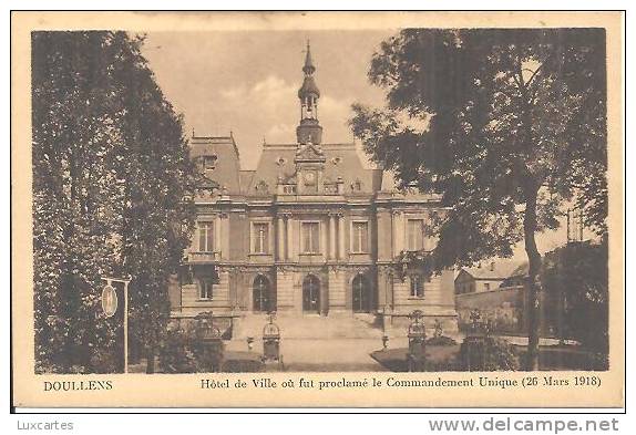 DOULLENS. HOTEL DE VILLE OU FUT PROCLAME LE COMMANDEMENT UNIQUE..... - Doullens