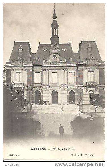 DOULLENS. L' HOTEL DE VILLE. - Doullens