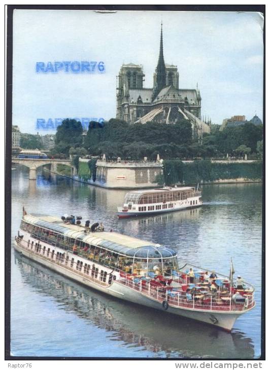 CPM PARIS  Les Bâteaux Mouches , Départ : Port De La Conférence , Au Fond Notre Dame ( Support Léger ) - La Seine Et Ses Bords