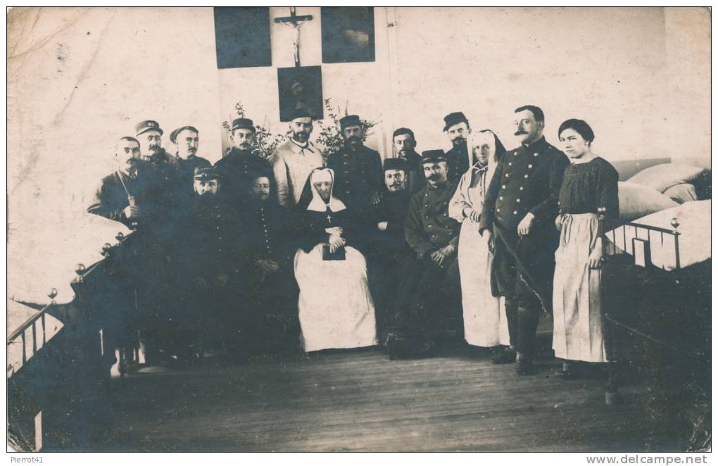 YVETOT - MILITARIA - GUERRE 1914-18 - Carte Photo Représentant Des Soldats Avec Des Soeurs écrite à Yvetot En 1915 - Yvetot