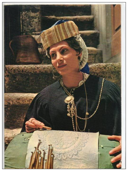 LAVORI AL TOMBOLO - COSTUME D'ABRUZZO - VG 1992 - Artisanat