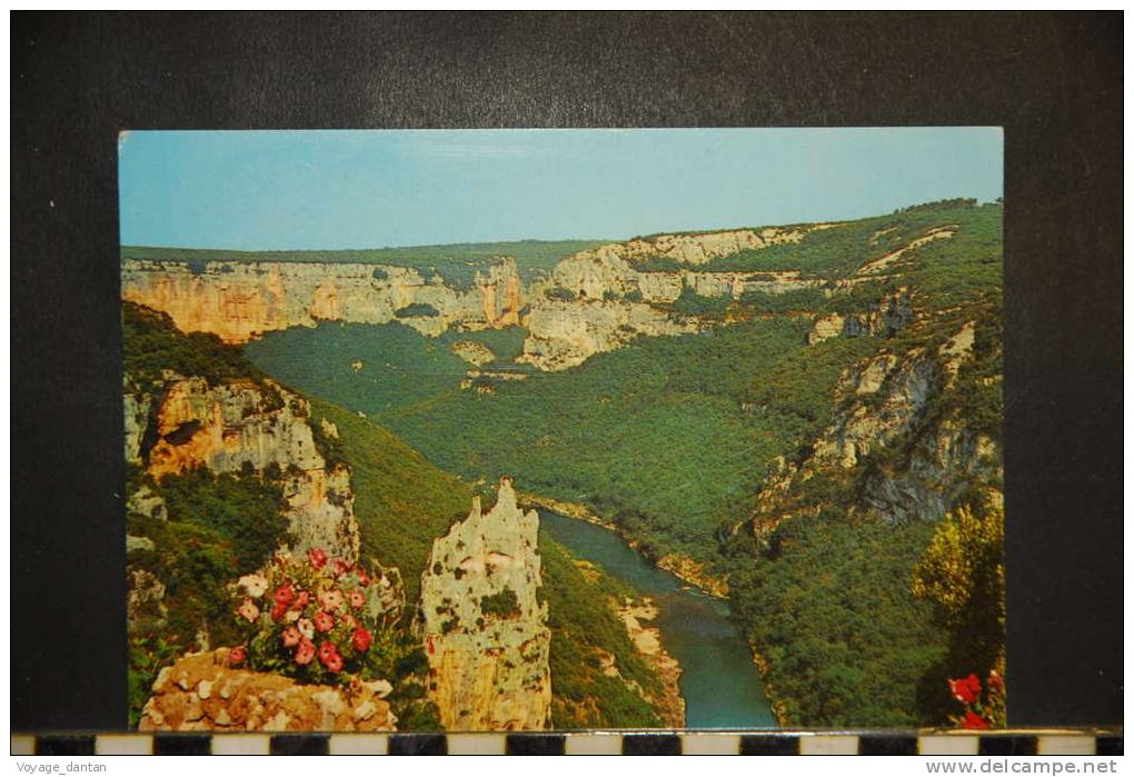 CP, 07, Paysages Du Vivarais, Grotte De La Madeleine Et L'Ardèche, 1974, Voyagée - Other & Unclassified