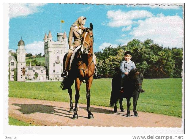 H M THE QUEEN WITH PRINCE ANDREW AT BALAMORAL 34 - Familles Royales