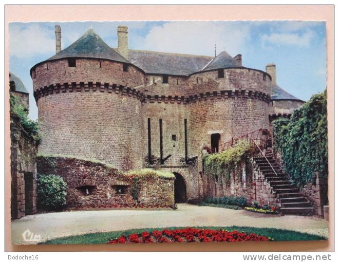 LASSAY - L'entrée Du Château Et Le Pont Levis - CPSM Dentelée - Lassay Les Chateaux