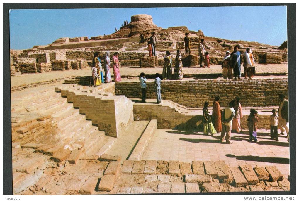 Pakistan - Prehistoric Remains At Moenjodaro Show The Great Stupa - - Pakistan