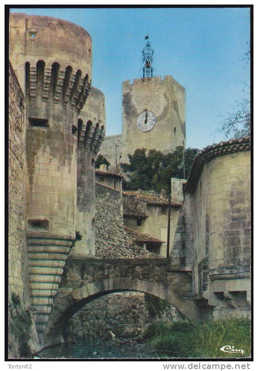 Pernes Les Fontaines - Vieille Porte - Les Remparts Et La Tour De L' Horloge - Pernes Les Fontaines