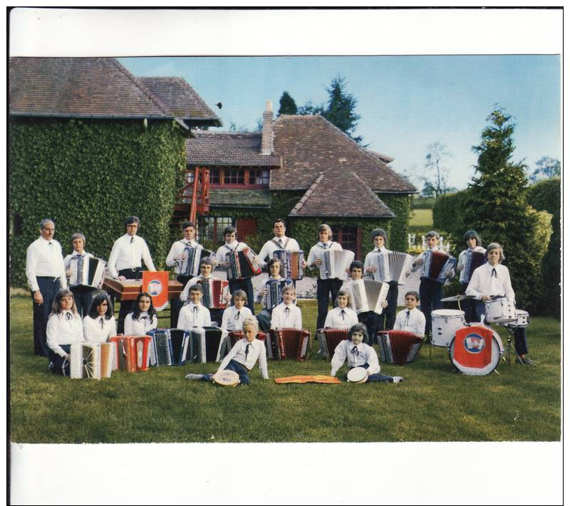 CPSM De DOMPIERRE Sur BESBRE (03)  - " Le Groupe Senior"  De L´ Accordéon Club Dompierrois   //  TBE - Other & Unclassified