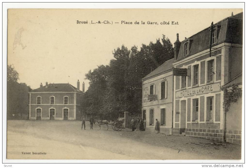 DROUE. - Place De La Gare, Côté Est. HÔTEL De La GARE 1er Plan - Droue