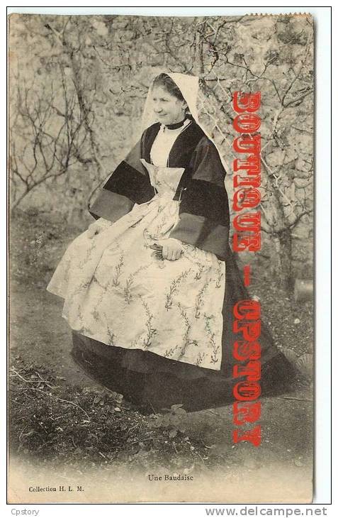 56 - BAUD - FEMME - Une Baudaise En Costume - Dos Scané - Baud