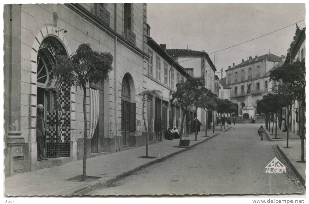 MEDEA - Entrée Du Bain Maure Et Rue Gambetta - Medea