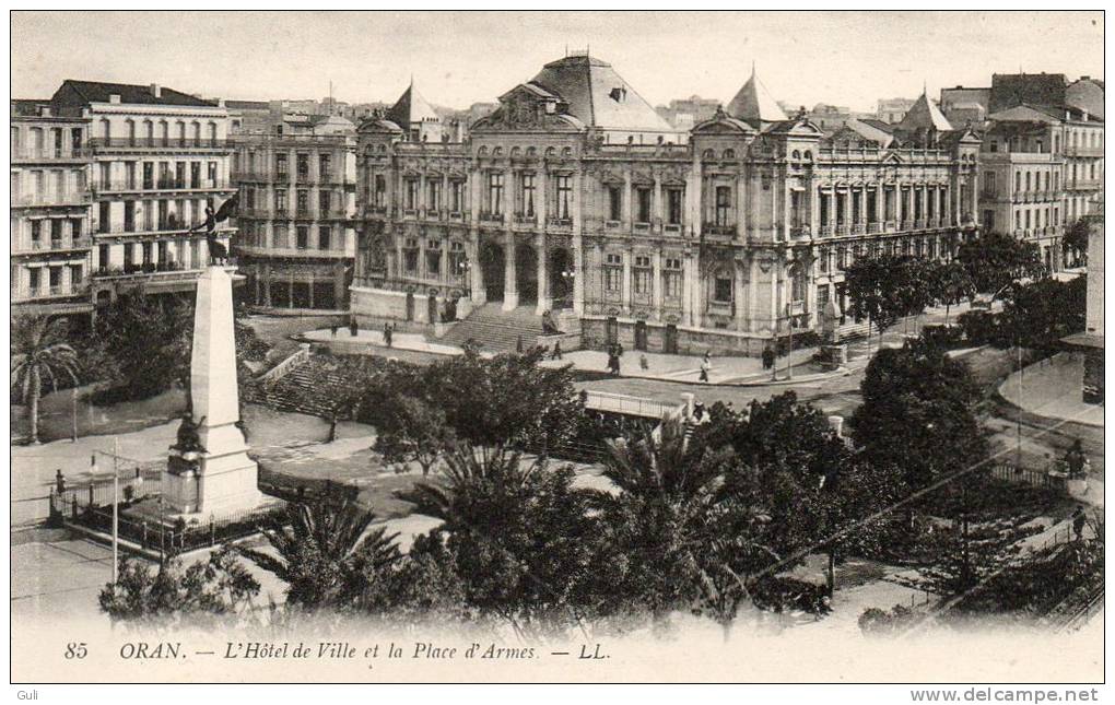 Algérie-ORAN-L´Hôtel De Ville Et La Place D´Armes (Editions : LL N°85)  *PRIX FIXE - Oran