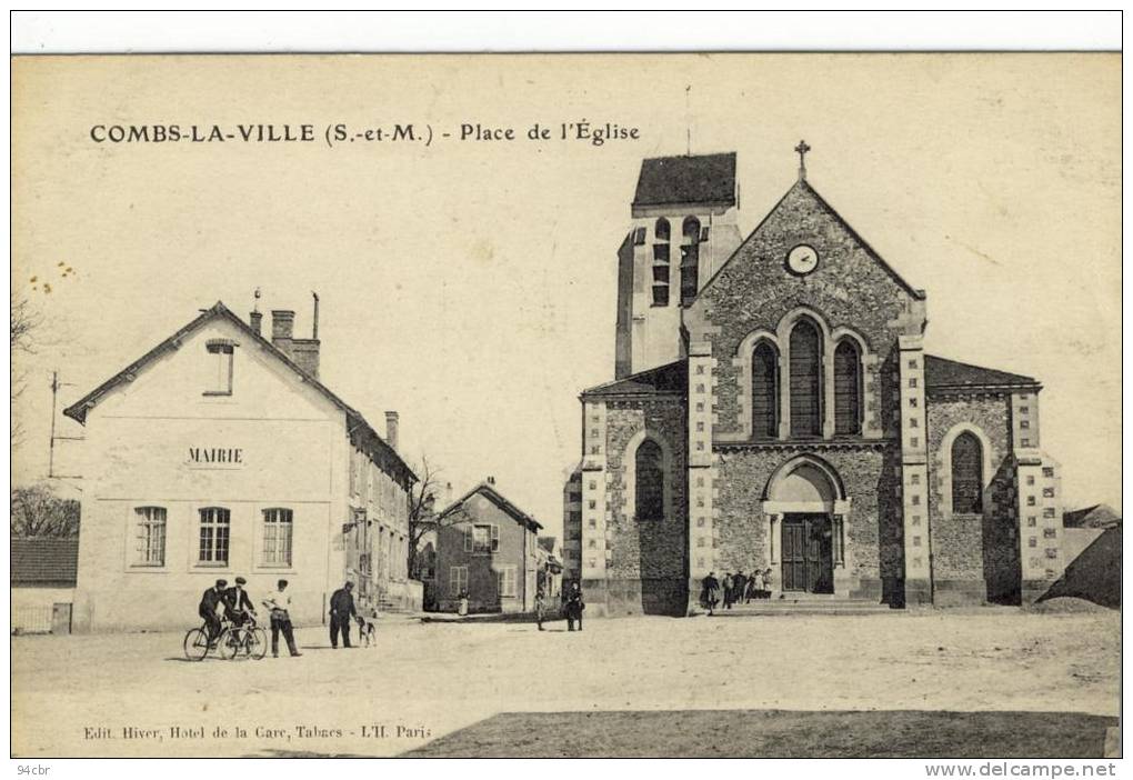 CPA (77) COMBS LA VILLE      Place De L Eglise - Combs La Ville