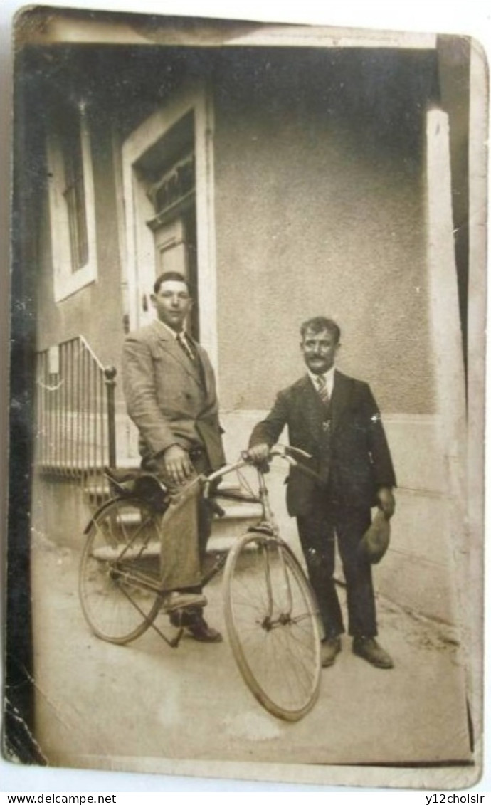 CPA PHOTO HOMME VELO ANCIEN BICYCLETTE DEUX ROUES  HOMMES TRANSPORT - Radsport